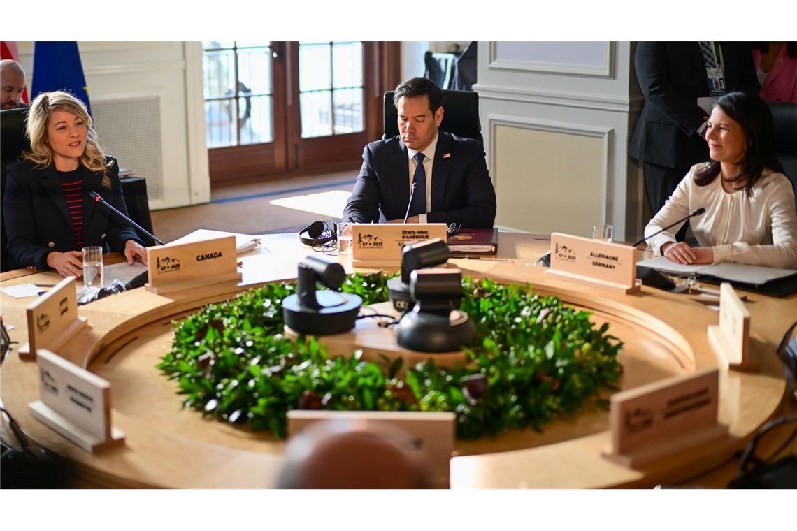 Trump-Turbulenzen: Außenminister ringen um Geschlossenheit Die Minister nahmen an einem runden Tisch Platz.