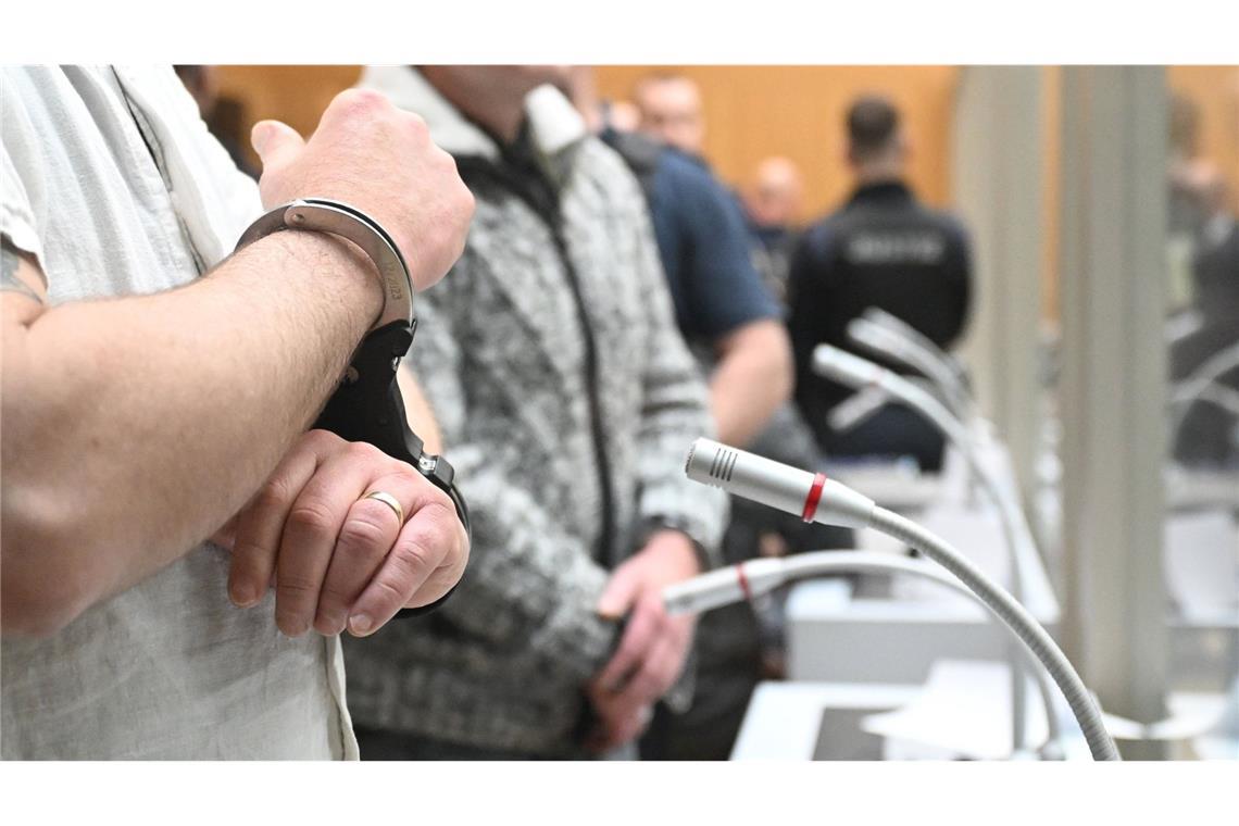 „Sonst blase ich euch das Licht aus!“ Die mit Handschellen gefesselten Hände der angeklaten Matthias H. und Stefan W. am ersten Verhandlungstag des mutmaßlichen militärischen Arms der Reuß-Gruppe im April 2024.