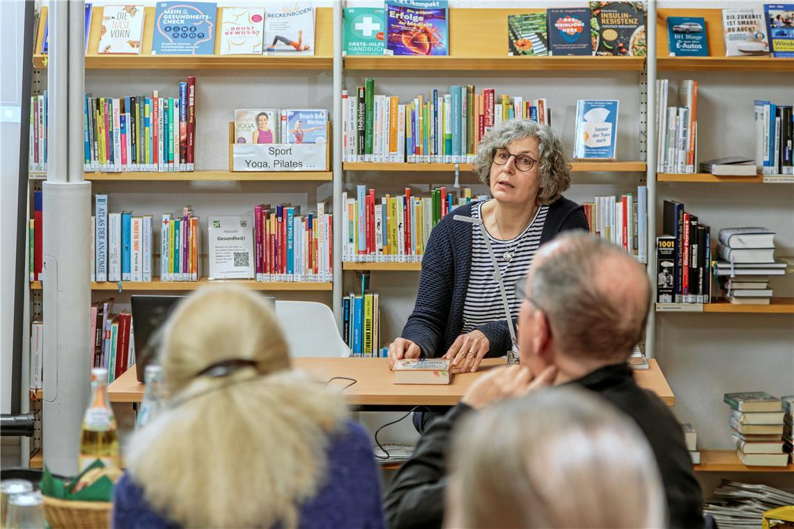 Ein großer Strauß an Lektüretipps Die Mitarbeiterinnen – hier Gunda Altherr – hatten ihre persönlichen Leseempfehlungen im Gepäck. Foto: Stefan Bossow