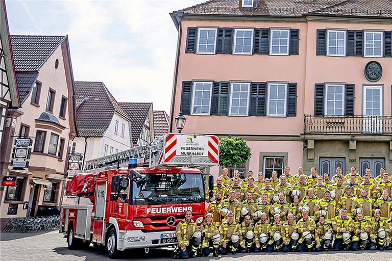 Die Mitglieder aller drei Abteilungen der Freiwilligen Feuerwehr Murrhardt, Fornsbach und Kirchenkirnberg haben sich für ein Fotoshooting auf dem Marktplatz getroffen. Foto: FW Murrhardt