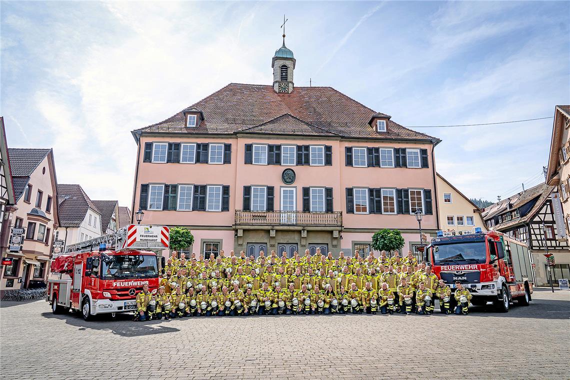 Sommerhitze ist immer auch eine Gefahr Die Mitglieder aller drei Abteilungen der Freiwilligen Feuerwehr Murrhardt, Fornsbach und Kirchenkirnberg haben sich für ein Fotoshooting auf dem Marktplatz getroffen. Foto: FW Murrhardt