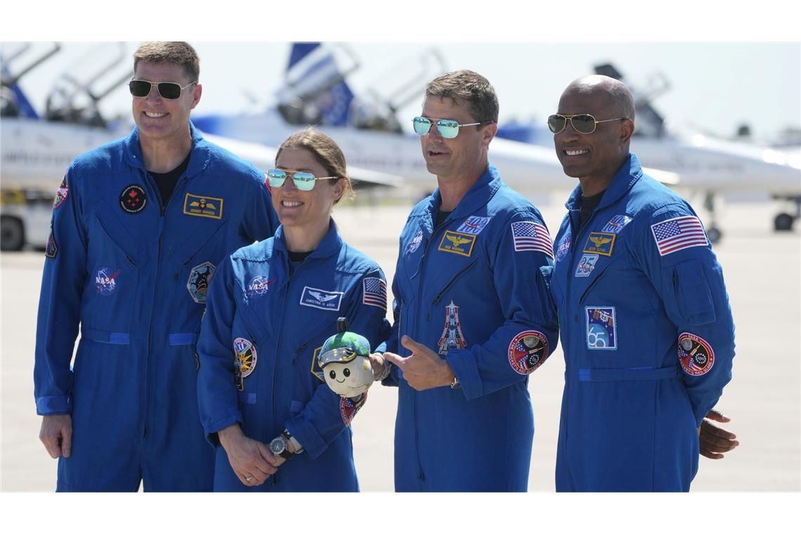 Die Mitglieder der "Artemis 2"-Besatzung (l-r) Jeremy Hansen aus Kanada, Christina Koch, Commander Reid Wiseman und Pilot Victor Glover posieren für ein Foto wenige Tage vor dem geplanten Start.