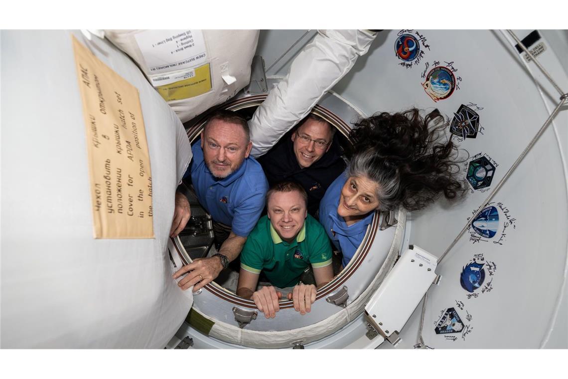 Aus Wochen wurden Monate: ISS-Raumfahrer vor Rückkehr Die Mitglieder der "Crew-9": im Uhrzeigersinn von links: Barry "Butch" Wilmore, Nick Hague und Suni Williams und Alexander Gorbunow