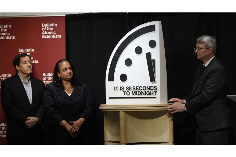 Die Mitglieder des Bulletin of the Atomic Scientists, von links Jon B. Wolfsthal, Asha M. George, und Steve Fetter enthüllen die Weltuntergangsuhr, die auf 85 Sekunden vor Mitternacht eingestellt ist.