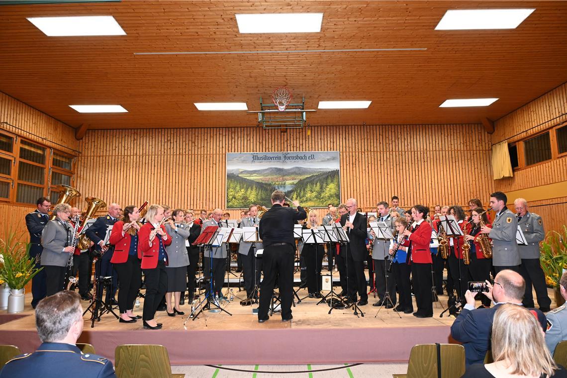 Vielfältige Blasmusik für den guten Zweck Die Mitglieder des Reservistenmusikzugs spielen gemeinsam mit Musikern des Musikvereins Fornsbach eine Zugabe. Foto: Elisabeth Klaper