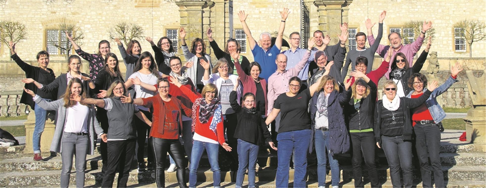 Das bleibt im Ohr, das trifft ins Herz Die Mitglieder von DaCapo haben auf Schloss Weikersheim – mit Angela (links) und Dietrich Westhäußer-Kowalski (hinten rechts) – für ihren Auftritt am Freitag fleißig geübt. Fotos: privat/J. Fiedler