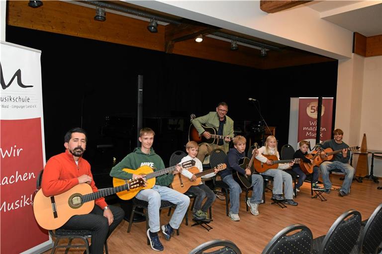 Die Mitwirkenden des Abends (von links): Gitarrenlehrer Aldo Simoni, Henri Dähmlow, Frieder Samrock, Ralf Glenk (hinten), Emil Schöndeling, Leni Bick, Robin Bangemann und Jona Doderer. Foto: Elisabeth Klaper