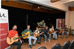 Die Mitwirkenden des Abends (von links): Gitarrenlehrer Aldo Simoni, Henri Dähmlow, Frieder Samrock, Ralf Glenk (hinten), Emil Schöndeling, Leni Bick, Robin Bangemann und Jona Doderer. Foto: Elisabeth Klaper