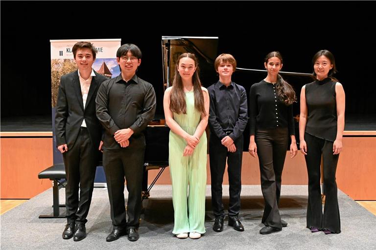 Die Mitwirkenden des Galakonzerts (von links): Publikumspreisträger Felix Amadeus Wu, Daehwan Kim, Eva Hummler, Vadim Nikitin, Ana Luminiţa Cipriana Pop und Kyungryung Kim. Foto: Elisabeth Klaper