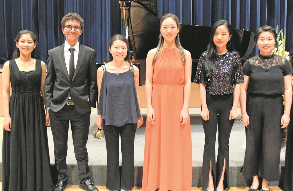 Festival faszinierender Fingerartistik Die Mitwirkenden (von links) Asami Inakagata, Emir Ilgen, Miku Arizono, Suryeon Noh, Albertina Eunju Song und Yiran Wu verzauberten mit ihren facettenreichen Darbietungen die Zuhörer. Fotos: E. Klaper