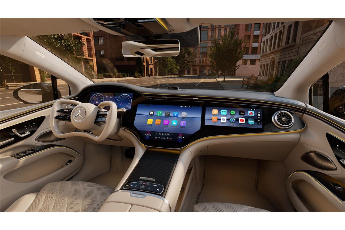 DIe Modellpflege kommt tatsächlich mit einem echtem Novum, zumindest für ein Mercedes-Fahrzeug. Erstmals verkauft der Stuttgarter Autohersteller ein Auto, das auf Wunsch mit Steer-by-wire gelenkt wird. Dabei entfällt die mechanische Lenkverbindung zu den Vorderrädern. Die Lenkung erfolgt über Signale. Das ermöglicht ein neues Design beim Lenkrad, das nun nicht mehr rund sein muss (aber kann).