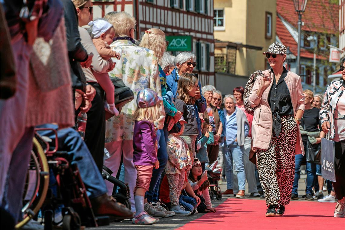 Die Modeschau auf dem Marktplatz lockt viele Besucherinnen und Besucher an. Fotos: Stefan Bossow