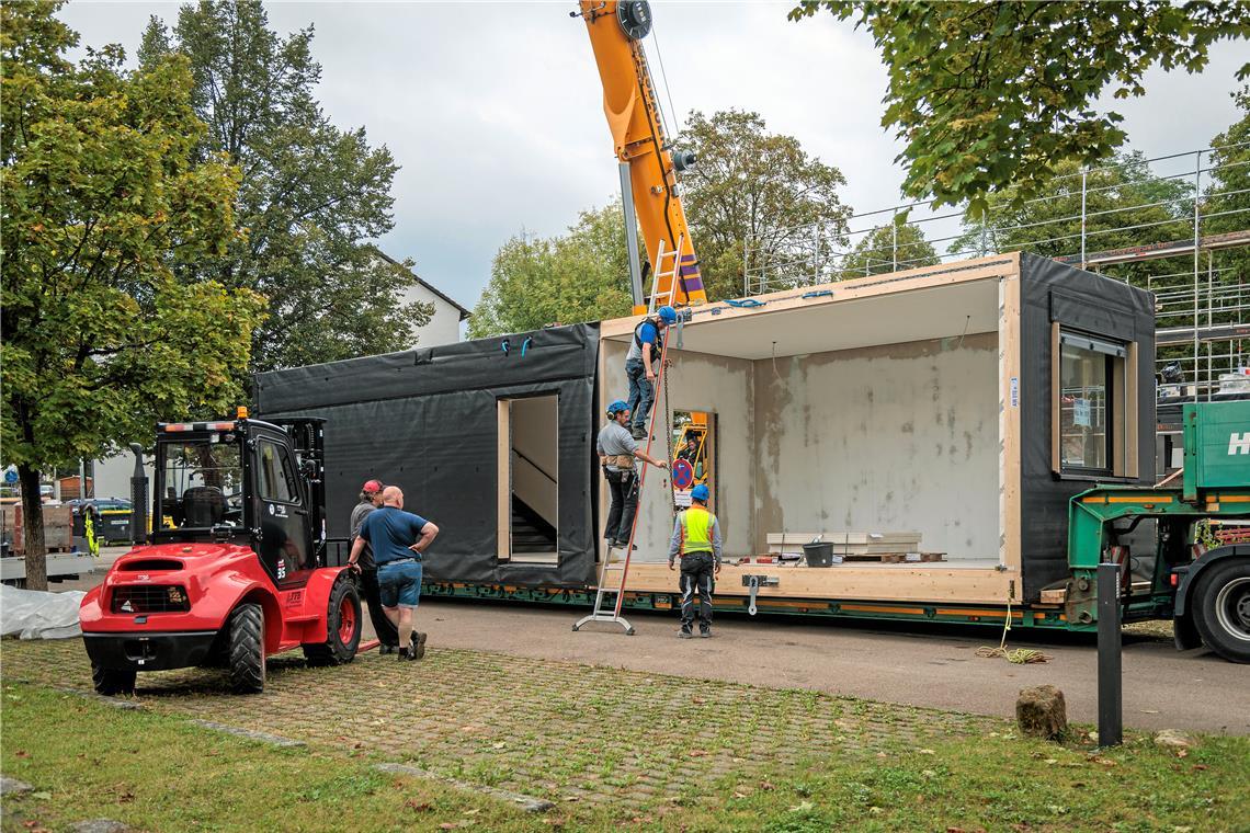Modulbau für vier neue Klassenzimmer ist in Arbeit Die Module für den Bau sind bereits vorgefertigt und können nun montiert werden. Foto: Stefan Bossow