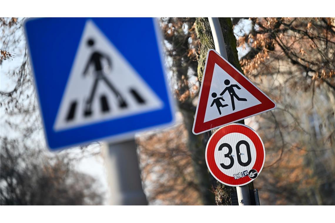 Experten fordern: Tempo 30 innerorts erleichtern Die Möglichkeiten von Kommunen für Tempo 30 sollen ausgebaut werden. (Symbolbild)