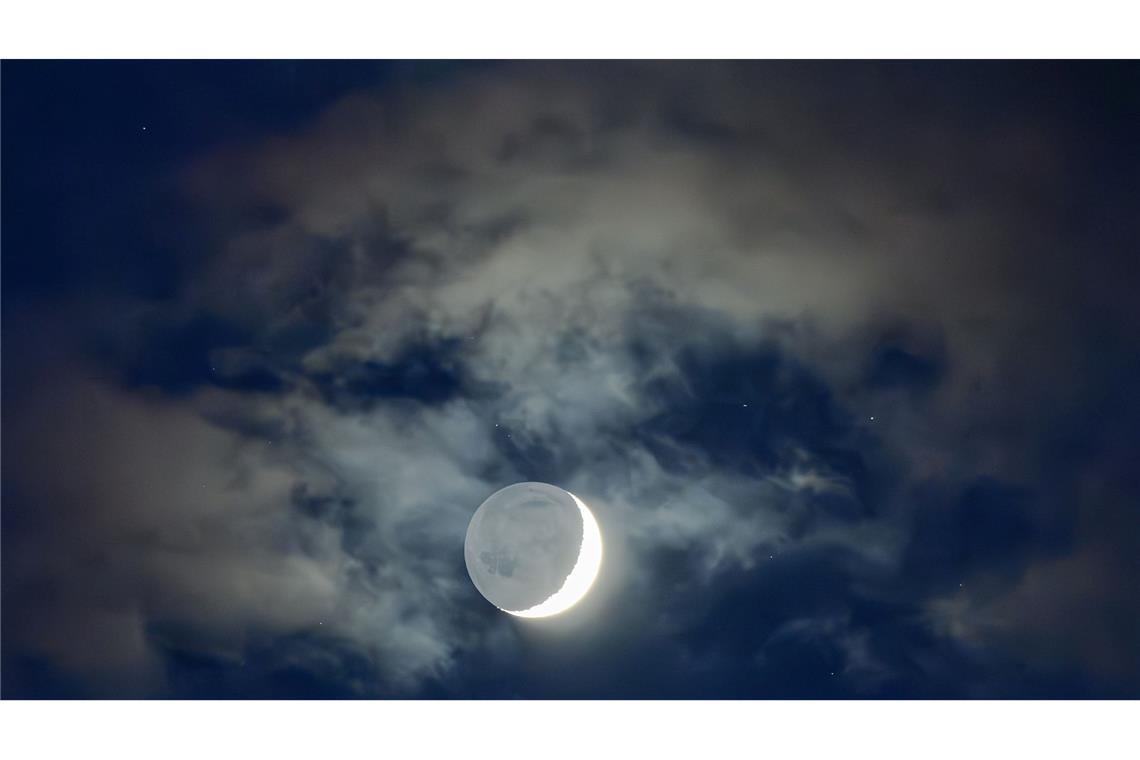 Sonne, Mond und Sterne im März - Mond- und Sonnenfinsternis Die Mondsichel zusammen mit der Venus (am oberen Bildrand).