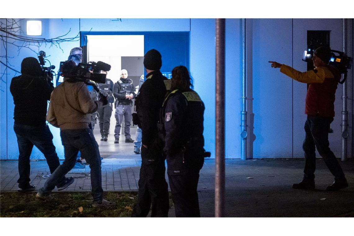 Nach Fund von drei Leichen wird mutmaßlicher Täter gesucht Die Mordkommission ermittelt.