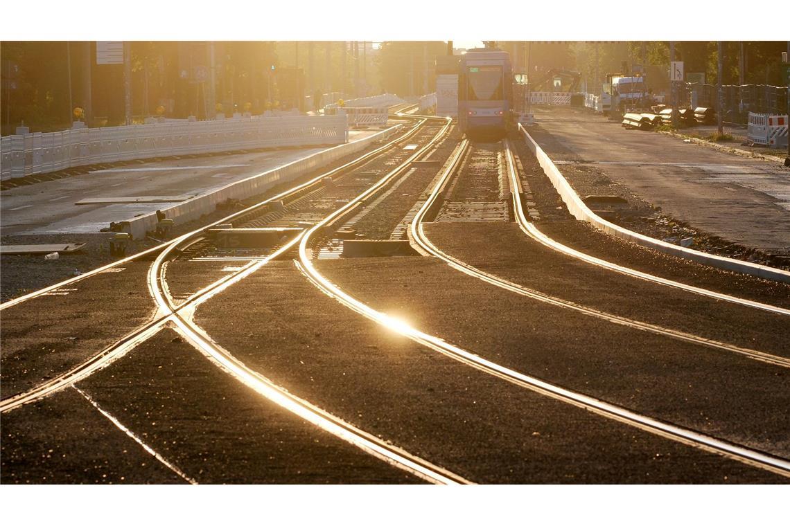 Bilder des Tages Die Morgensonne glänzt auf den Gleisen einer im Bau befindlichen Straßenbahntrasse in Leipzig.