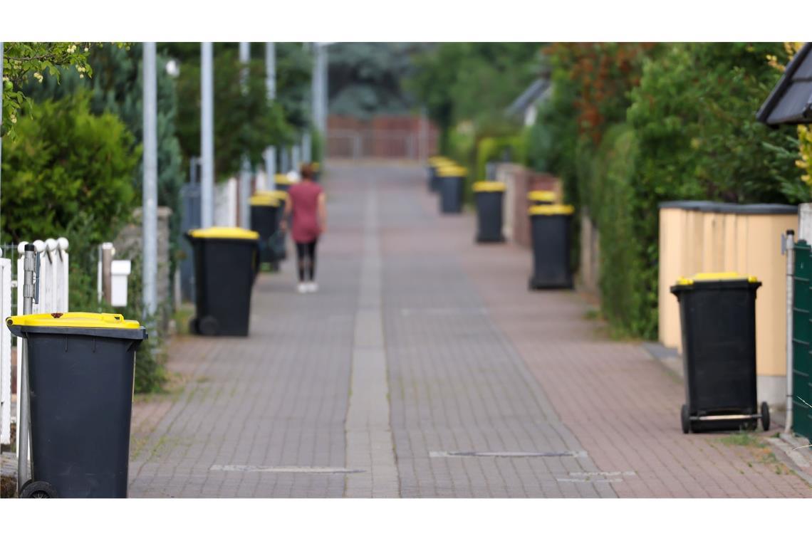 Die Müllabfuhr kommt, also raus mit den Gelben Tonnen!