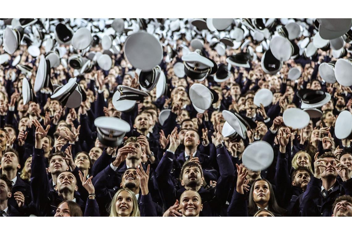 Die Mützen fliegen hoch bei der Vereidigungsfeier der Polizeianwärter.