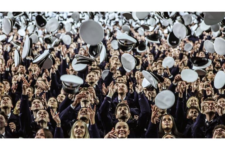 Die Mützen fliegen hoch bei der Vereidigungsfeier der Polizeianwärter.