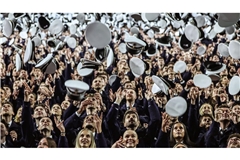 Die Mützen fliegen hoch bei der Vereidigungsfeier der Polizeianwärter.