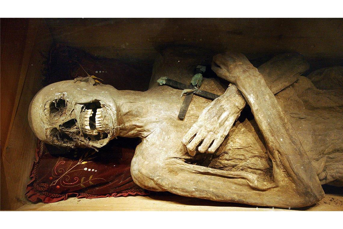Warum der „Lederne Franzl“ nach 300 Jahren noch so gut erhalten ist Die Mumie des „Luftg’selchten Pfarrern“