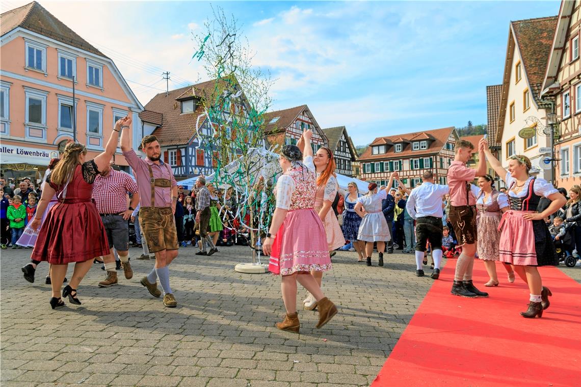 Ein Maifest mit fastnächtlichem Touch Die Murreder Henderwäldler glänzen bei ihrem Einstand auch mit einer extra einstudierten Polka. Fotos: Stefan Bossow