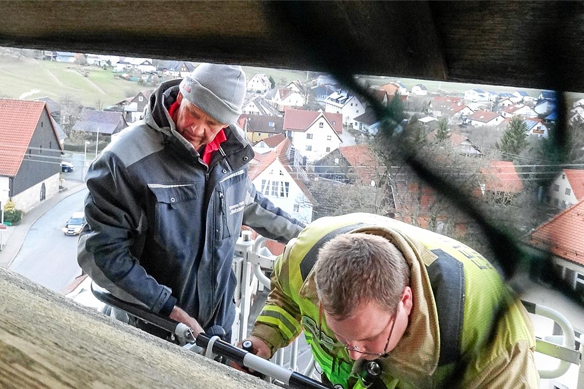 Die Murrhardter Feuerwehr – hier Kommandant Stefan Krehan (rechts) – und Zimmerermeister Klemens Maier haben die Kirchengemeinde bei den Planungen für die Sanierung immer wieder unterstützt. Fotos: privat