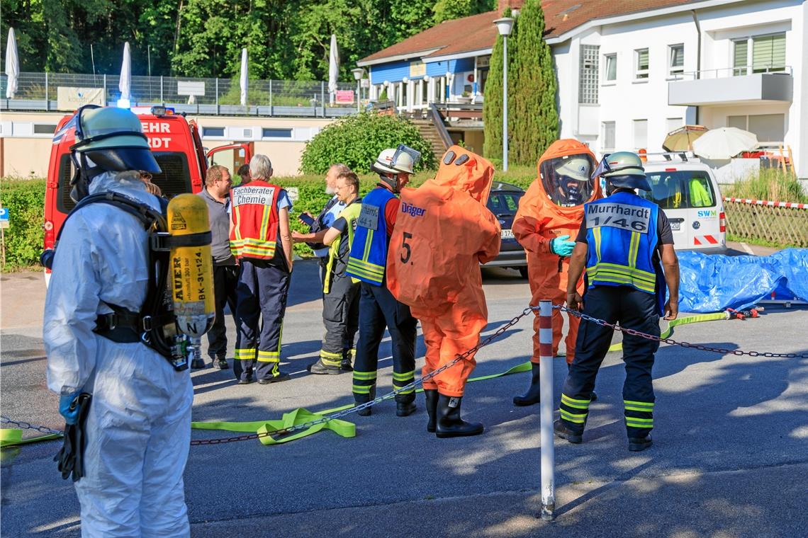 Falscher Chlorgasalarm im Murrhardter Freibad Die Murrhardter Feuerwehr ist mit Backnanger Kollegen und dem Chemiefachberater im Murrhardter Freibad im Einsatz. Um sich keiner Gefahr auszusetzen, werden entsprechende Schutzanzüge angelegt. Foto: Stefan Bossow