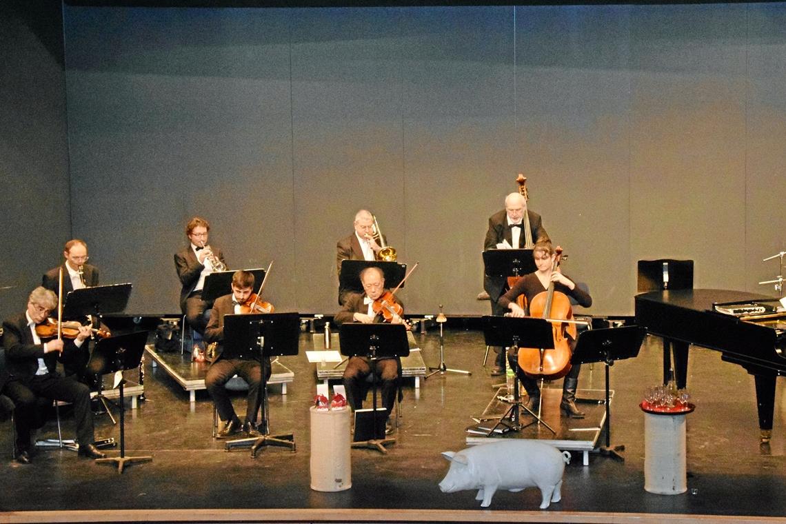 Tosender Beifall für die Klangbrückenbauer Die Murrhardter haben Schwein: Das heuer einzige Neujahrskonzert geben die Stuttgarter Saloniker unter der Leitung von Patrick Siben (rechts am Klavier) in der Festhalle der Walterichstadt. Foto: E. Klaper