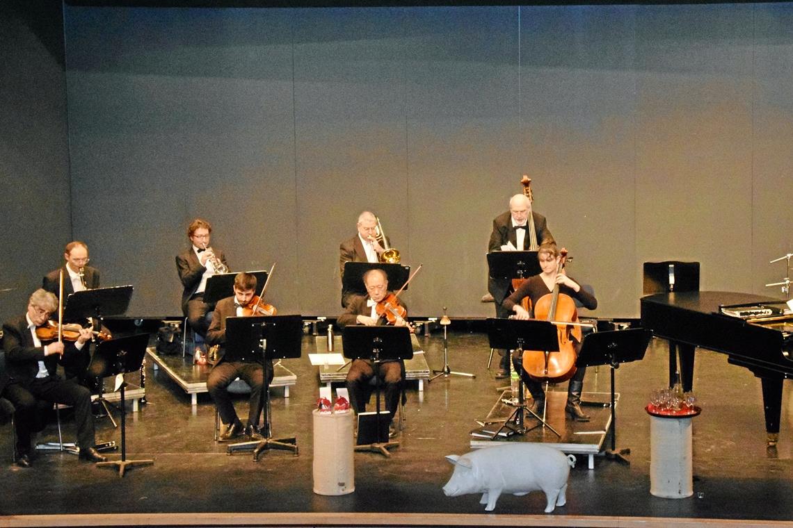 Die Murrhardter haben Schwein: Das heuer einzige Neujahrskonzert geben die Stuttgarter Saloniker unter der Leitung von Patrick Siben (rechts am Klavier) in der Festhalle der Walterichstadt. Foto: E. Klaper