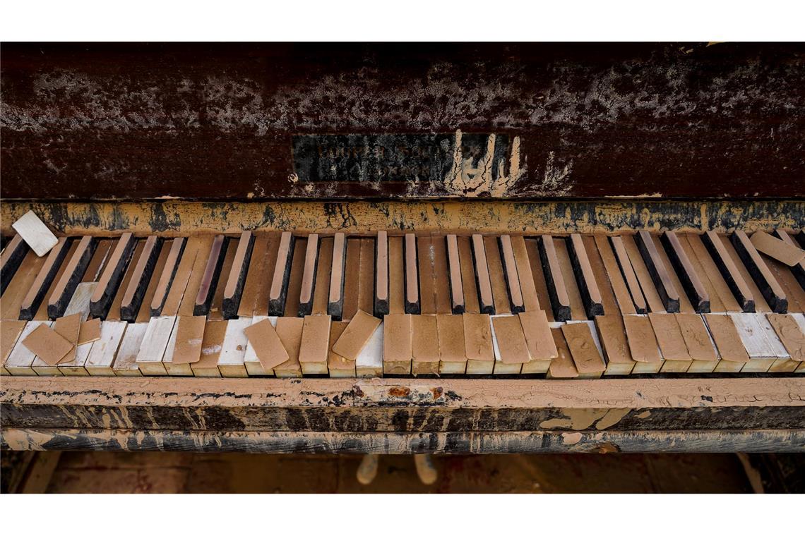 Bilder des Tages Die Musik ist verstummt: Nach dem Jahrhundert-Unwetter im Osten Spaniens steht ein mit Schlamm bedecktes Klavier in den Straßen von Sedavi in der Region Valencia.