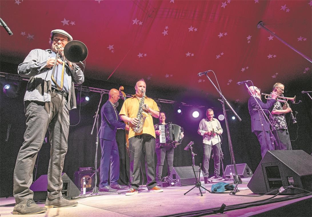 Geniales, mitreißendes Cross-over Die Musiker der „Amsterdam Klezmer Band“ verpassen traditionellen Genres eine frische, zuweilen anarchistisch anmutende Note, ohne dabei deren essenzielle und charakteristische Merkmale zu vernachlässigen. Foto: A. Becher