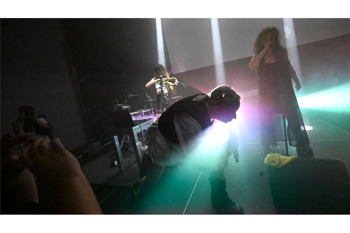 Bilder des Tages Die Musikerinnen des Künstlerkollektivs "Pussy Riot" bei einem Konzert der Band im Haus der Kunst in München.