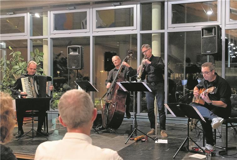 Die Musikkultur Südamerikas ist ihre Passion: Artango bei ihrem Konzert im Foyer der Murrhardter Festhalle – (von links) Thomas Ott, Helmut Siegle, Jürgen Häußler und Michael Nessmann. Foto: J. Fiedler