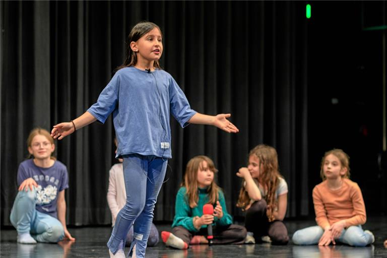 Die Musikschule Schwäbischer Wald/Limpurger Land betreut rund 1200 Kinder und Jugendliche. Dabei stehen auch immer wieder große, gemeinsame Veranstaltungen auf dem Programm wie im Mai das Musical „Leben im All“ , das in der Murrhardter Festhalle zu sehen war und für das die Kinder mit ihren Lehrerinnen und Lehrern intensiv geprobt haben. Foto: Stefan Bossow