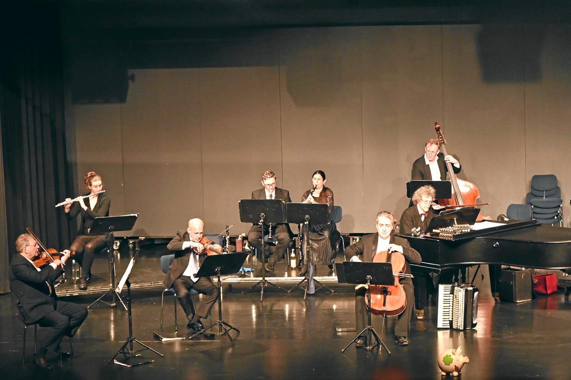 Die Musizierenden von links: Jewgeni Schuk, Delphine Henriet, Ramin Trümpelmann, Stefan Koschitzki, Carelys Camporedondo, Vache Bagratuni, Patrick Siben, Renger Woelderinck, Armin Hann und Benno Reinhard. Foto: Elisabeth Klaper