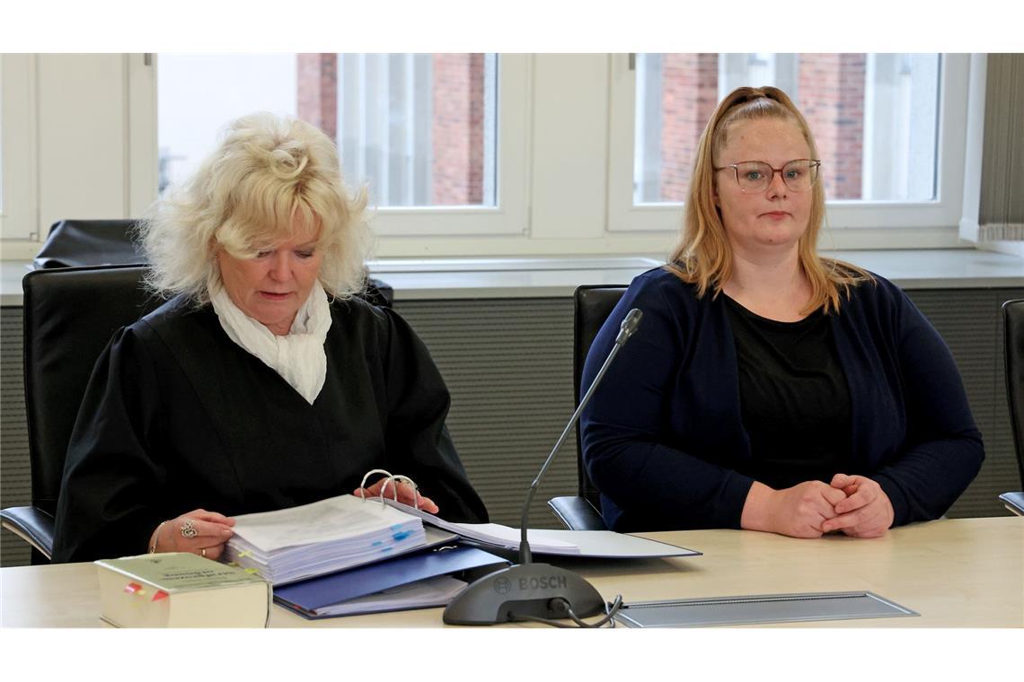 Die Mutter des ermordeten Achtjährigen (r) zeigte sich erneut gefasst im Prozess.