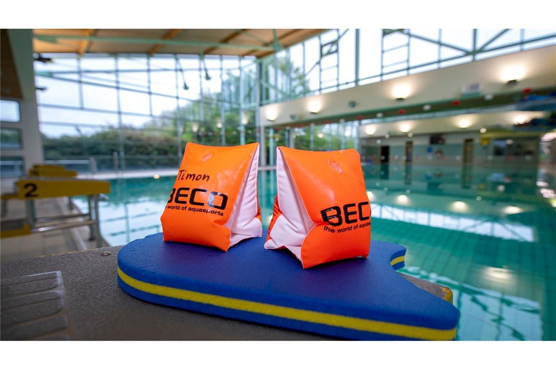 Pack die Badehose ein - immer mehr Menschen lernen schwimmen Die Nachfrage nach Schwimmkursen für Kinder bleibt groß. (Archivbild)