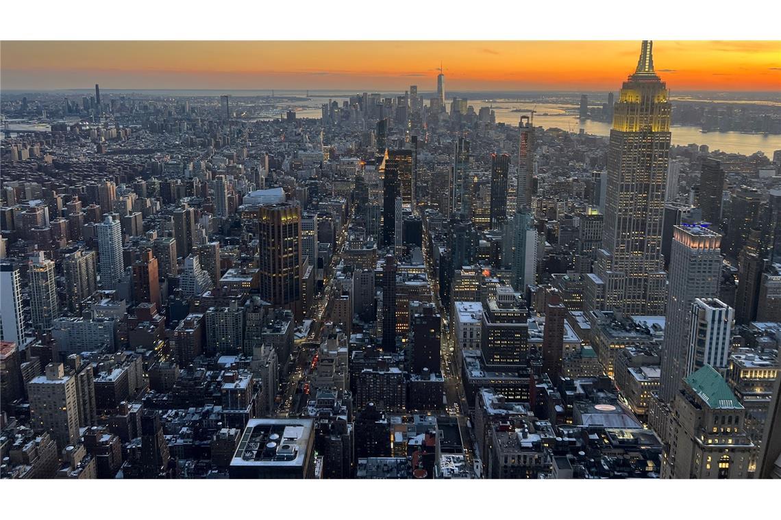 Teure beste Aussicht - New Yorks Wolkenkratzer im Wettbewerb Die Nacht legt sich über New York.