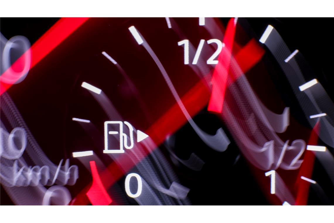 Die Nadel einer Tankanzeige in einem VW Passat zeigt wenig Kraftstoff an