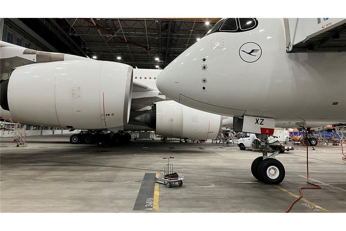 Lufthansa gelobt Besserung - 200 Millionen gegen Verspätung Die Nase des nagelneuen Airbus A350-900 "Solingen" Airbus A350 der Lufthansa im Wartungshangar am Münchner Flughafen. Die Maschine sollte nach der letzten Überprüfung durch die Techniker zu ihrem ersten kommerziellen Flug mit Passagieren an Bord nach Indien starten. Im Hintergrund die Triebwerke eines Airbus A380.