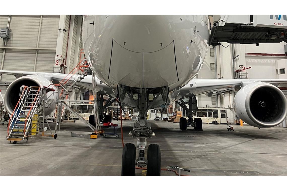 Lufthansa gelobt Besserung - 200 Millionen gegen Verspätung Die Nase eines auf den Namen "Solingen" getauften neuen Airbus A350 der Lufthansa im Wartungshangar am Münchner Flughafen. Die Maschine sollte nach der letzten Überprüfung durch die Techniker zu ihrem ersten kommerziellen Flug mit Passagieren an Bord nach Indien starten.