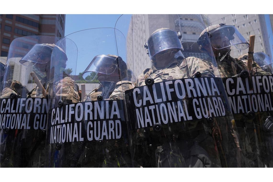 Soldaten in Los Angeles gehen gegen Demonstranten vor Die Nationalgarde beschützt ein Gefängnis des Bundes in Los Angeles.