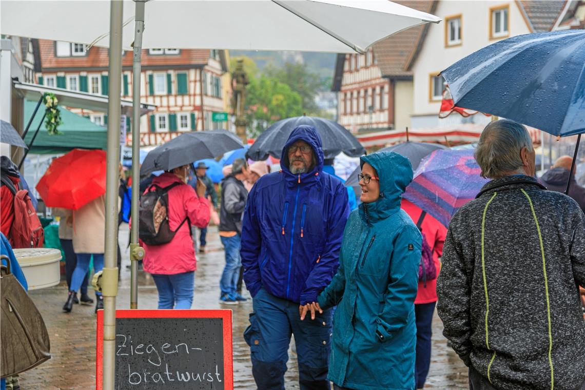 Markttag für ein wetterrobustes Publikum Die Naturparkmärkte haben eine treue Kundschaft. Trotz des Regens kommen nicht wenige Gäste zum Saisonabschluss nach Murrhardt.