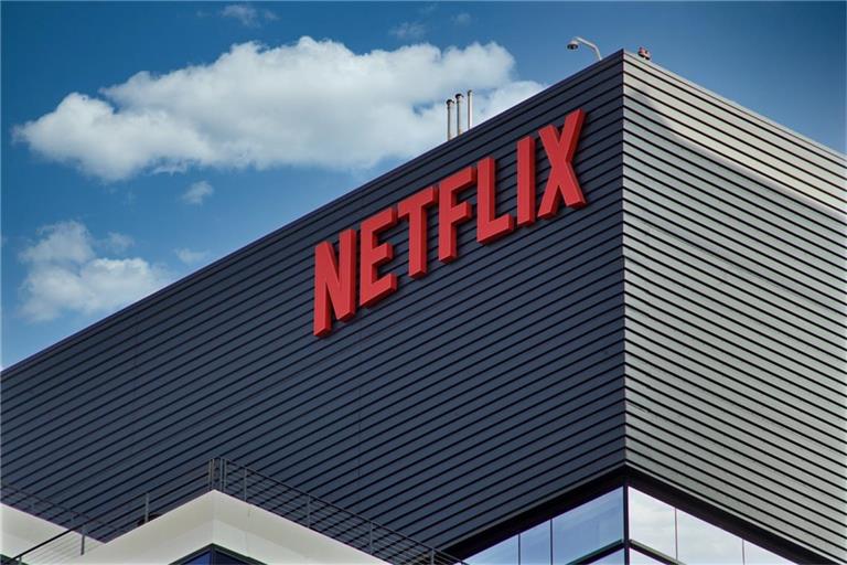 Die Netflix-Aktie fällt um 5 % und notiert bei 96 €. Der Übernahmepoker um Warner Bros. Discovery sorgt für Unsicherheit bei den Anlegern.