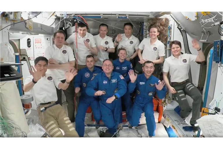 Die neu angekommene "Crew 11" (in den blauen Anzügen) besteht aus dem Japaner Kimiya Yui (r-l), Zena Cardman und Mike Fincke (beide USA) sowie Oleg Platonow aus Russland.