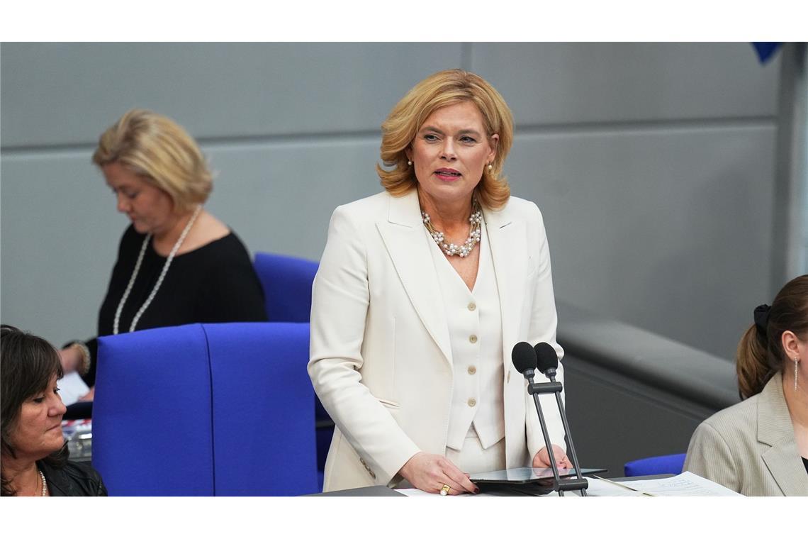 Neuer Bundestag konstituiert - alte Regierung entlassen Die neue Bundestagspräsidentin Klöckner ruft in ihrer Antrittsrede zu einem fairen Umgang im Parlament auf.