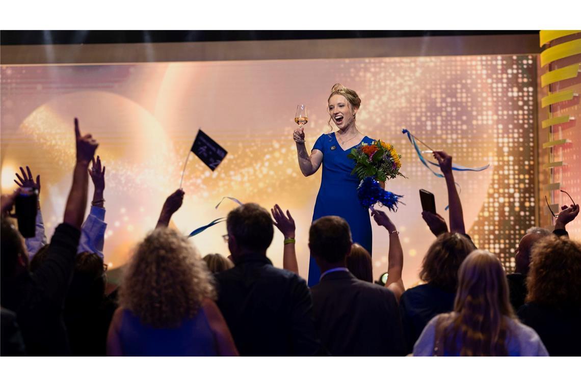 Die neue deutsche Weinmajestät, Anna Zenz, wird von Fans gefeiert.