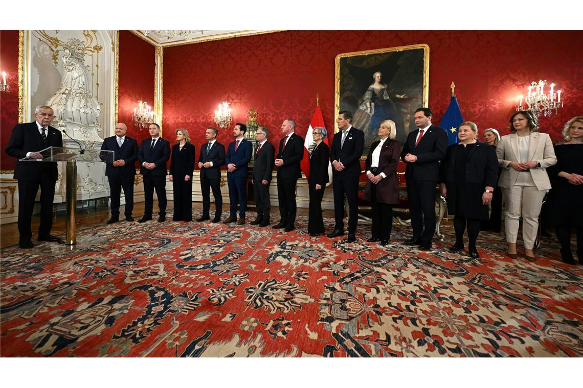 Österreich: Neue Drei-Parteien-Regierung im Amt Die neue Drei-Parteien-Regierung in Österreich ist angelobt.